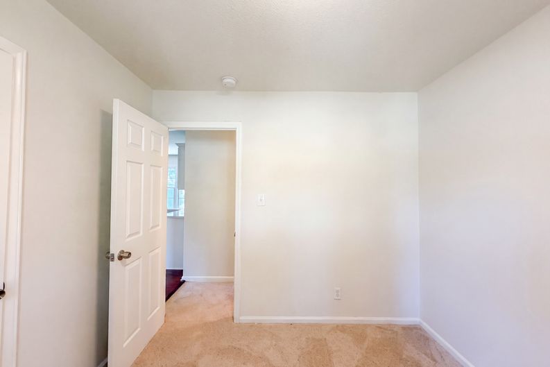 Photo 8 of 18 of 4154 Edgeware Rd, Winston Salem, NC