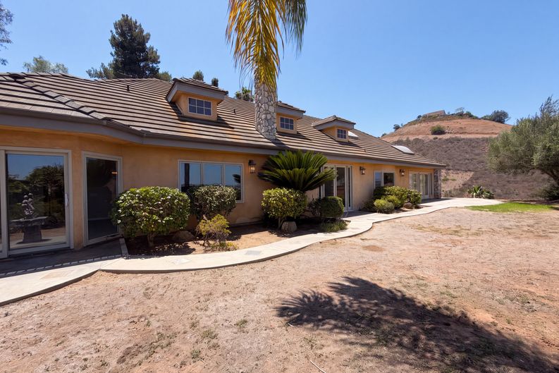 Photo 5 of 36 of 30181 Via Maria Elena, Bonsall, CA