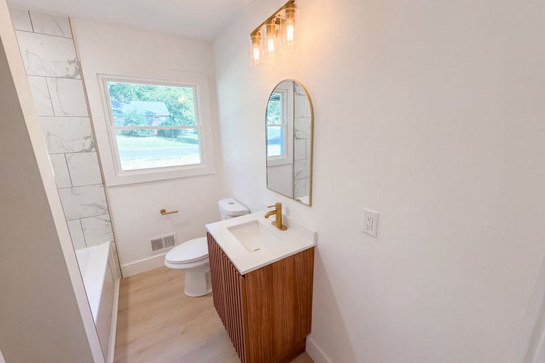 Photo 14 of 23 of 4200 Abbeydale Dr, Charlotte, NC