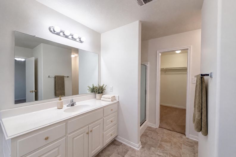 Photo 13 of 23 of 16331 Long Valley Ct, Conroe, TX