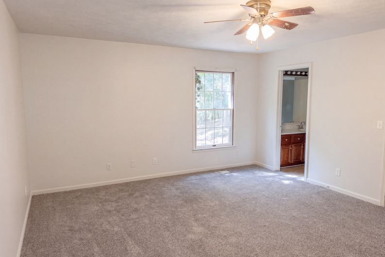 Photo 4 of 29 of 675 Jenny St, Selmer, TN