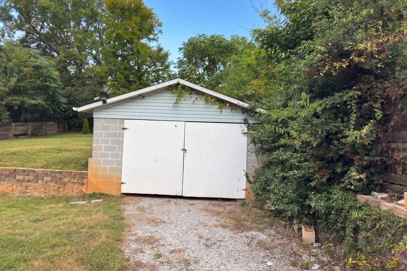 Photo 12 of 13 of 2111 Bernhurst Dr, Knoxville, TN