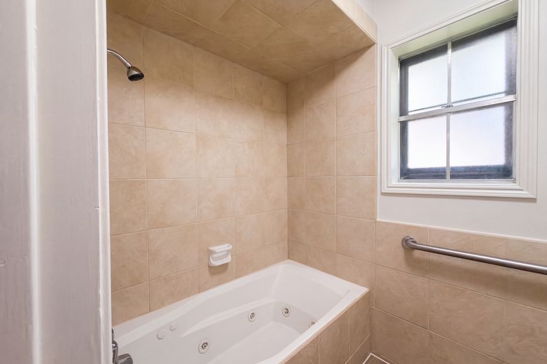 Photo 6 of 47 of 4042 Greenbriar Dr, Missouri City, TX