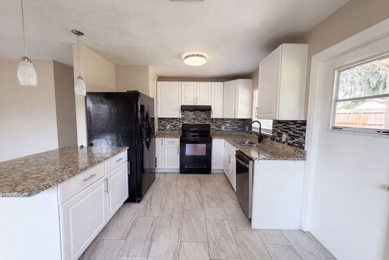 Photo 3 of 16 of 121 Inwood Cir, Brandon, FL