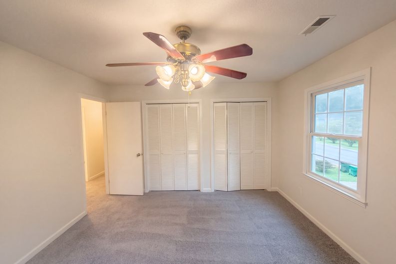 Photo 4 of 32 of 812 Pineburr Rd, Jamestown, NC