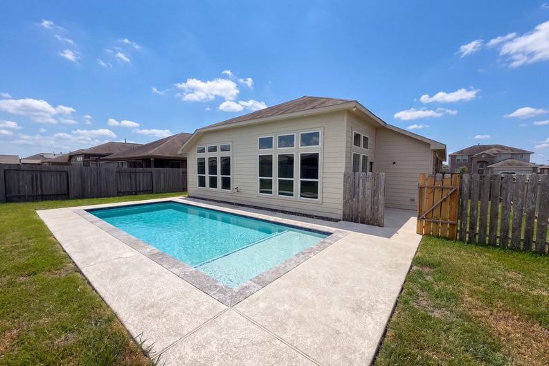 Photo 5 of 25 of 7820 Amber Ct, Texas City, TX
