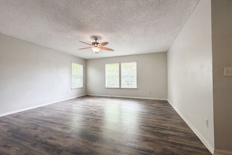 Photo 11 of 27 of 7002 Beekman Lake Dr, Jacksonville, FL