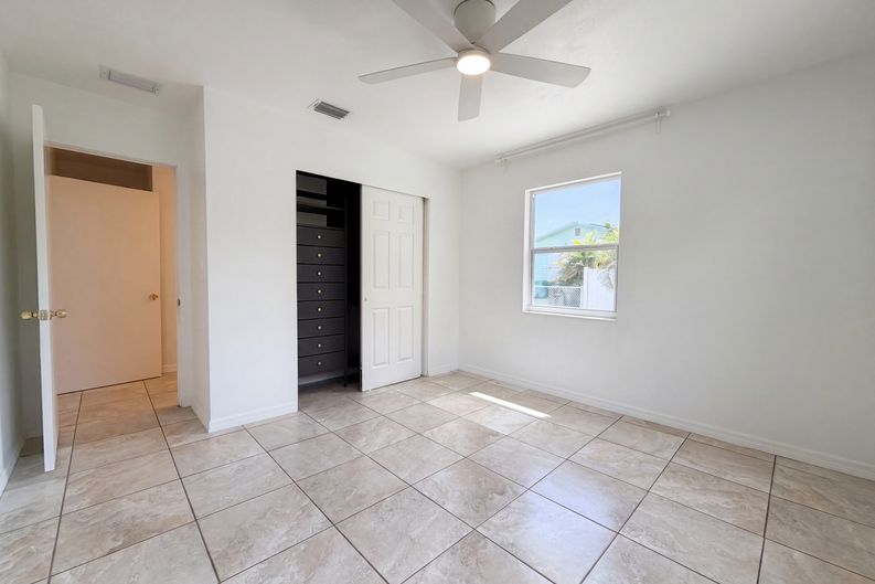 Photo 16 of 28 of 829 E 4th St, Englewood, FL