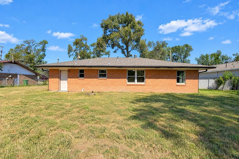 Photo 5 of 11 of 304 Helen St, Cleveland, TX