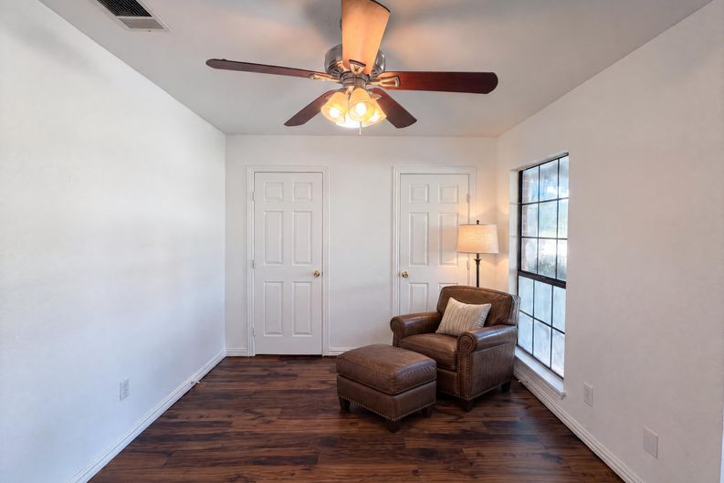 Photo 4 of 18 of 1613 Mullins Dr, Plano, TX