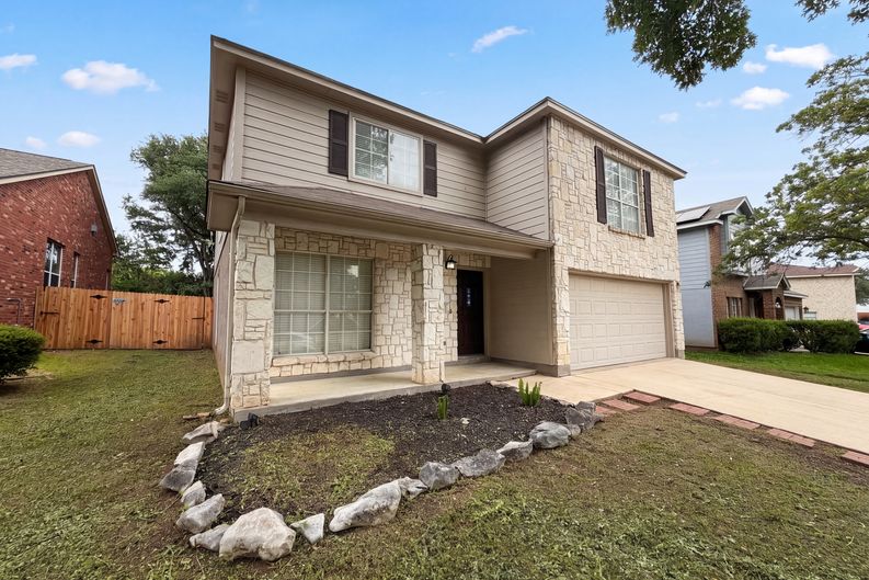 Photo 15 of 18 of 8423 Berry Knoll Dr, Universal City, TX
