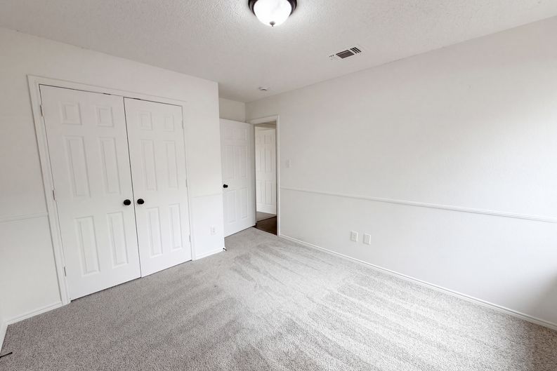 Photo 16 of 31 of 1033 Olivewood Ln, Fort Worth, TX