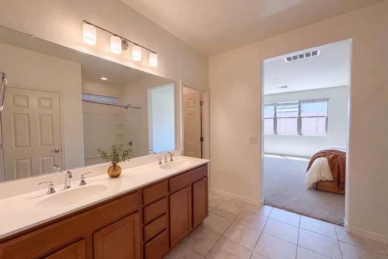 Photo 15 of 35 of 3325 W Dunbar Dr, Phoenix, AZ