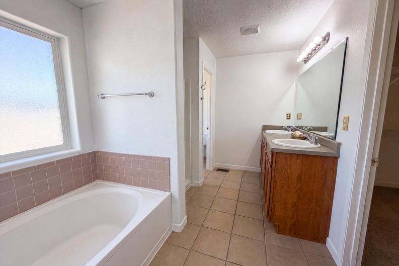 Photo 16 of 22 of 2516 Milagro Ridge Ct NE, Rio Rancho, NM