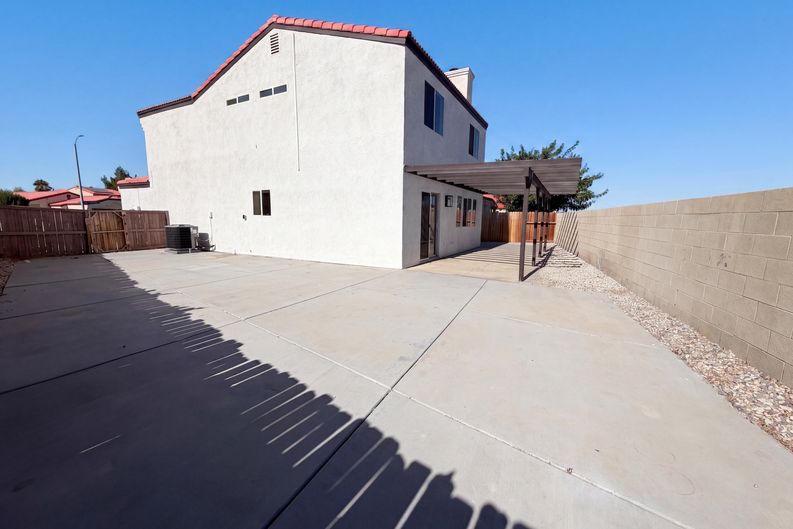 Photo 5 of 21 of 16960 Sorrento Ln, Victorville, CA