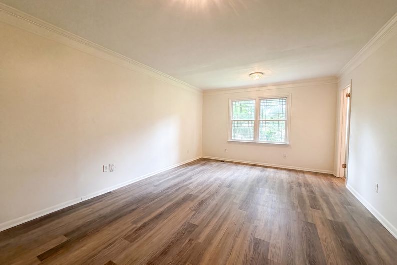 Photo 3 of 23 of 1909 Wisterwood Dr, Hoover, AL