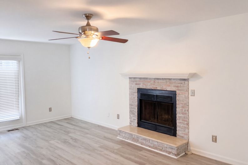 Photo 3 of 27 of 4219 King Edward Ct, Greensboro, NC