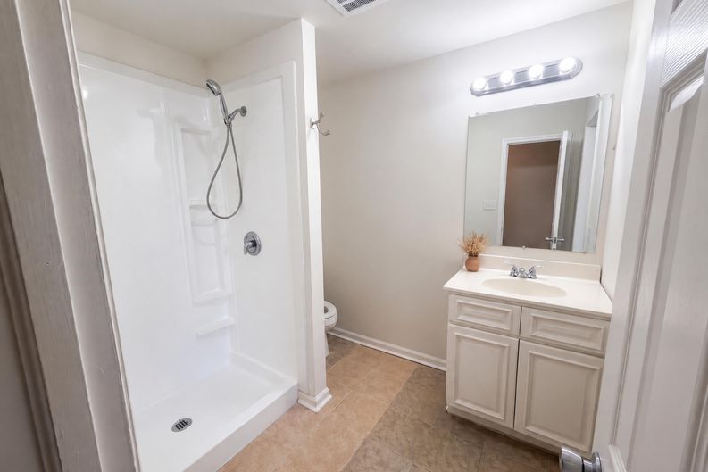 Photo 12 of 18 of 509 Greenbriar Rd, Greensboro, NC
