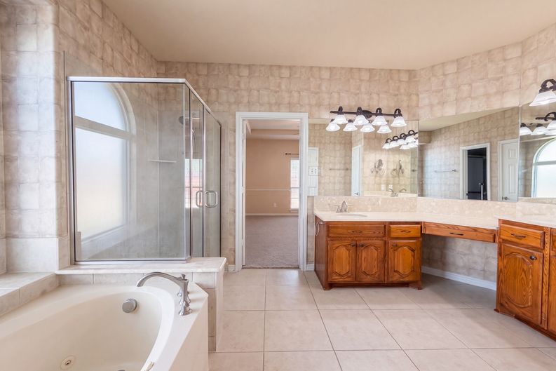 Photo 13 of 29 of 409 Lone Oak Ct, Kennedale, TX