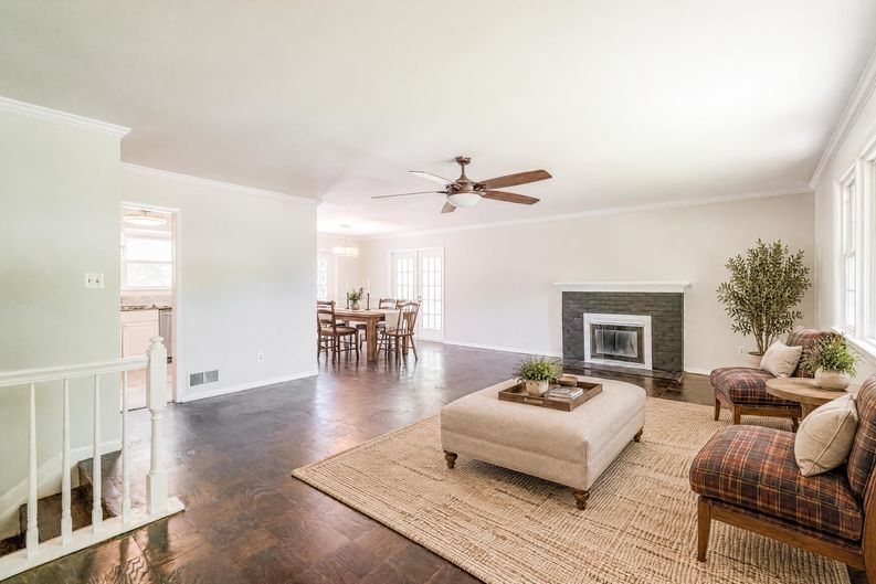 Photo 3 of 23 of 9206 Peabody St, Manassas, VA
