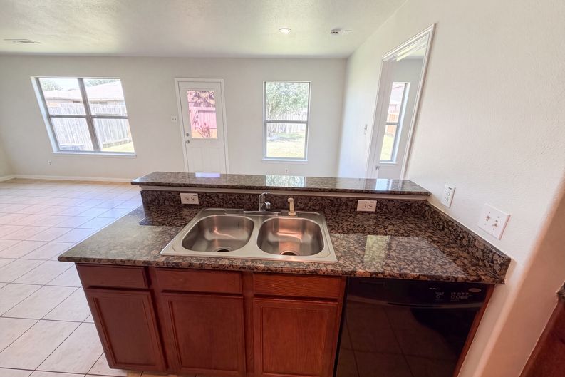 Photo 8 of 19 of 907 Amaryllis Rd, Baytown, TX