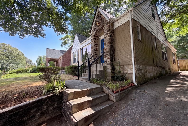 Photo 19 of 21 of 1773 Sylvan Rd SW, Atlanta, GA