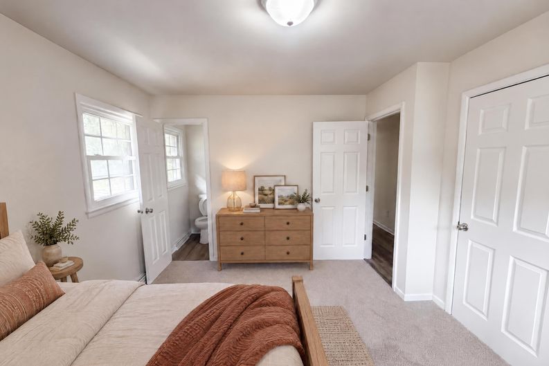 Photo 4 of 26 of 1502 W Meadowview Rd, Greensboro, NC