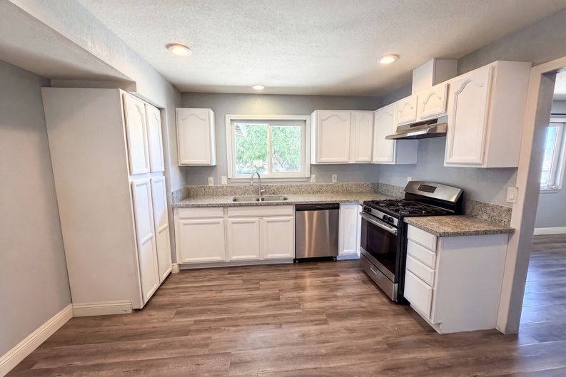 Photo 7 of 24 of 15929 La Verida Dr, Victorville, CA