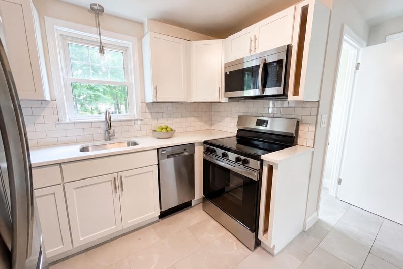 Photo 10 of 28 of 48 Woodlawn St, Randolph, MA