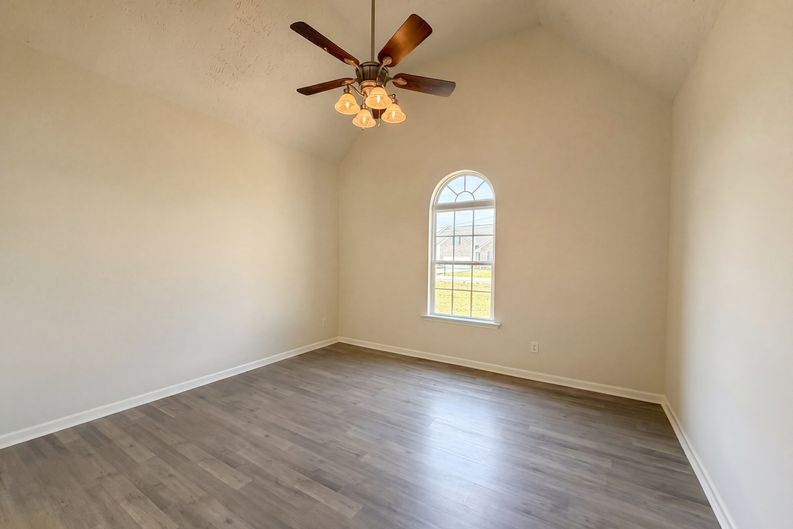Photo 8 of 24 of 425 Long Creek Dr, Christiana, TN
