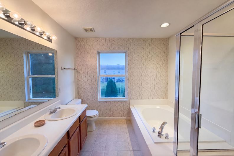 Photo 17 of 23 of 10605 Dunes Ct, Indianapolis, IN