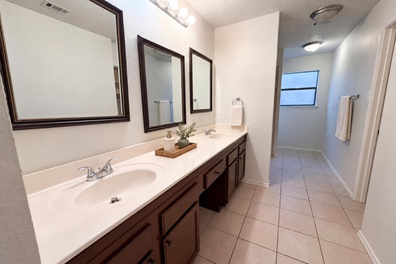 Photo 24 of 31 of 13020 Moorcroft Ln, Austin, TX