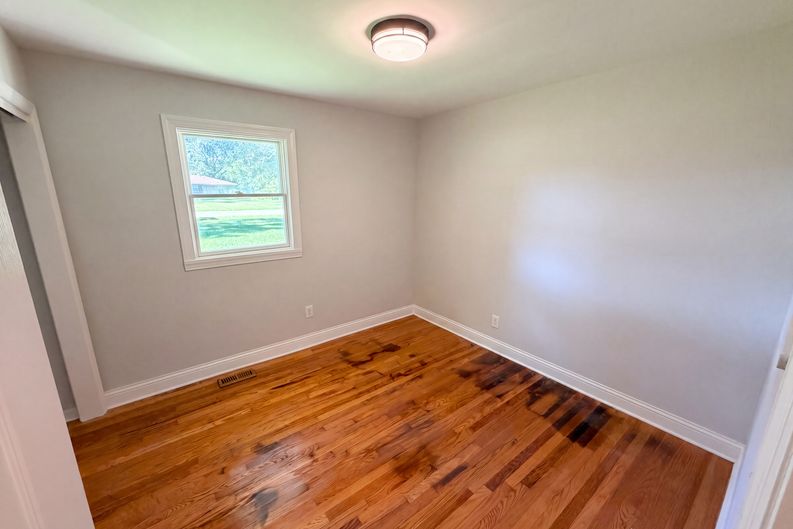 Photo 4 of 17 of 5110 Winston Dr, Indianapolis, IN