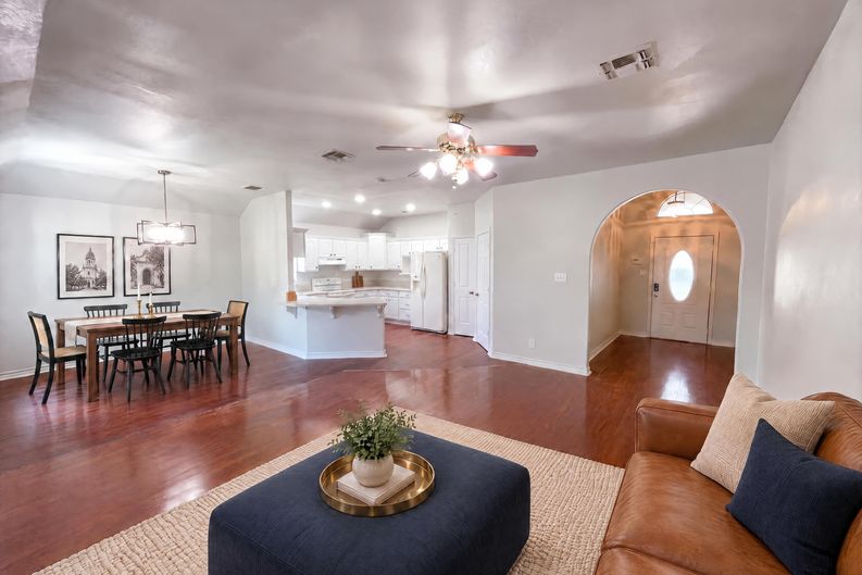 Photo 3 of 22 of 2106 Geneva St, Castroville, TX