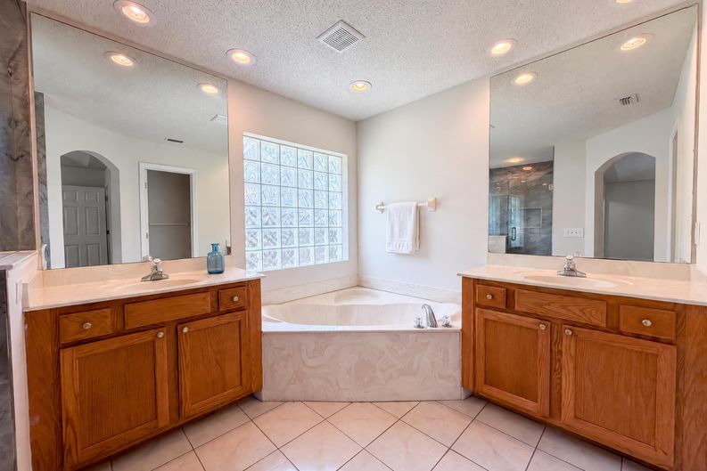 Photo 16 of 23 of 8436 Staplehurst Dr W, Jacksonville, FL