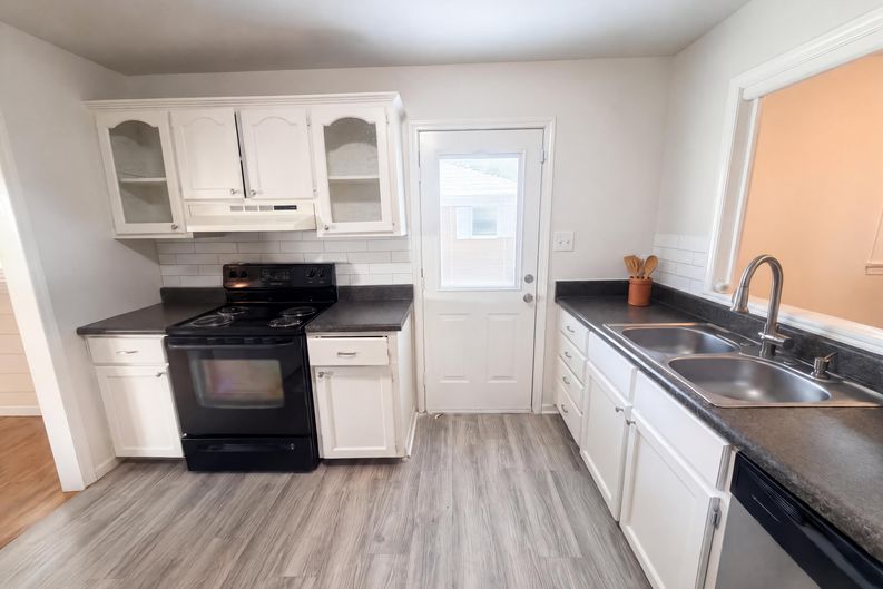 Photo 7 of 18 of 509 Greenbriar Rd, Greensboro, NC