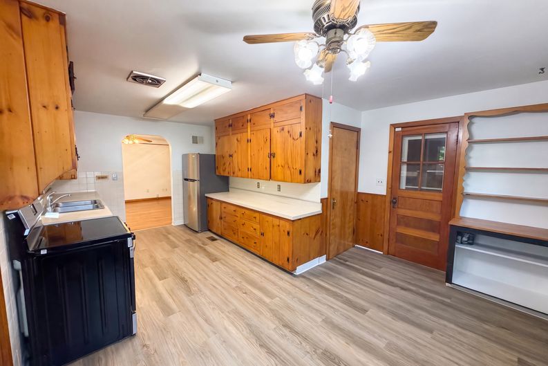 Photo 4 of 22 of 29352 Waldensa Ave, Wickliffe, OH