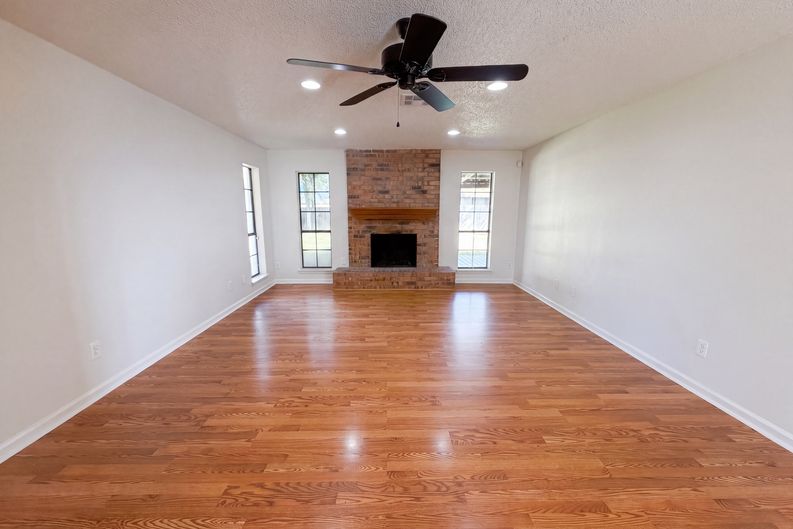 Photo 3 of 22 of 203 Frost Creek Ave, Groesbeck, TX