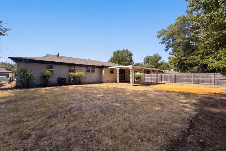Photo 5 of 25 of 5421 Bonnie Wayne St, Haltom City, TX