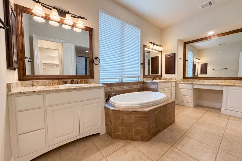 Photo 6 of 30 of 27911 Warren Park Dr, Katy, TX