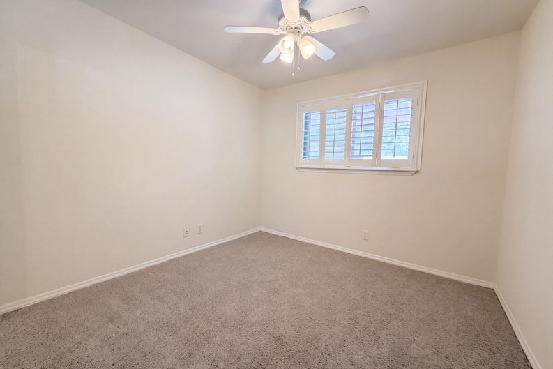 Photo 4 of 21 of 326 De Soto Dr, Universal City, TX