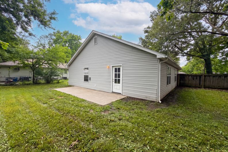 Photo 5 of 17 of 905 S Butler Ter, Harrisonville, MO