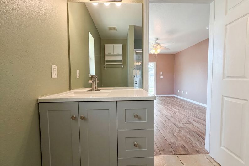 Photo 11 of 23 of 102 SE 43rd Ln, Cape Coral, FL