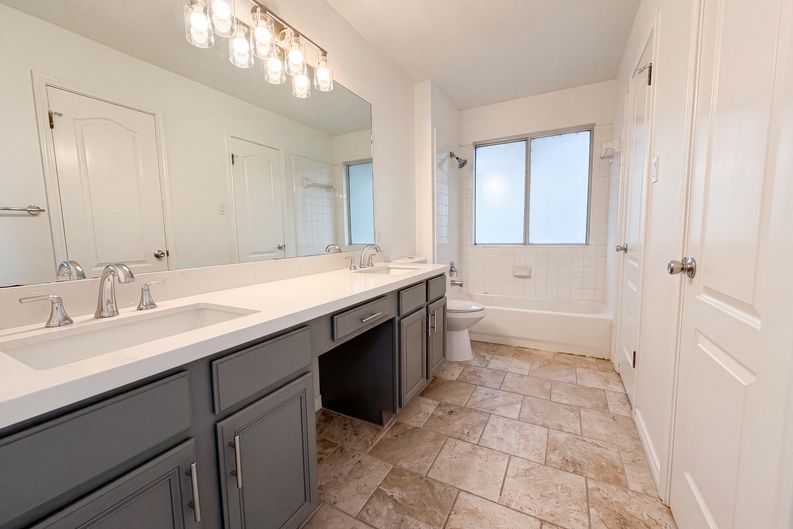 Photo 8 of 18 of 8423 Berry Knoll Dr, Universal City, TX
