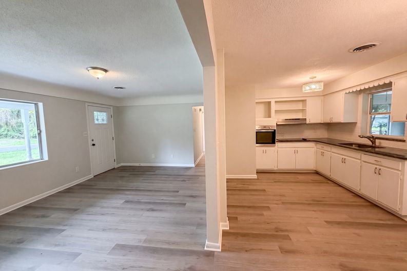 Photo 11 of 22 of 2410 NE 3rd Ave, Ocala, FL