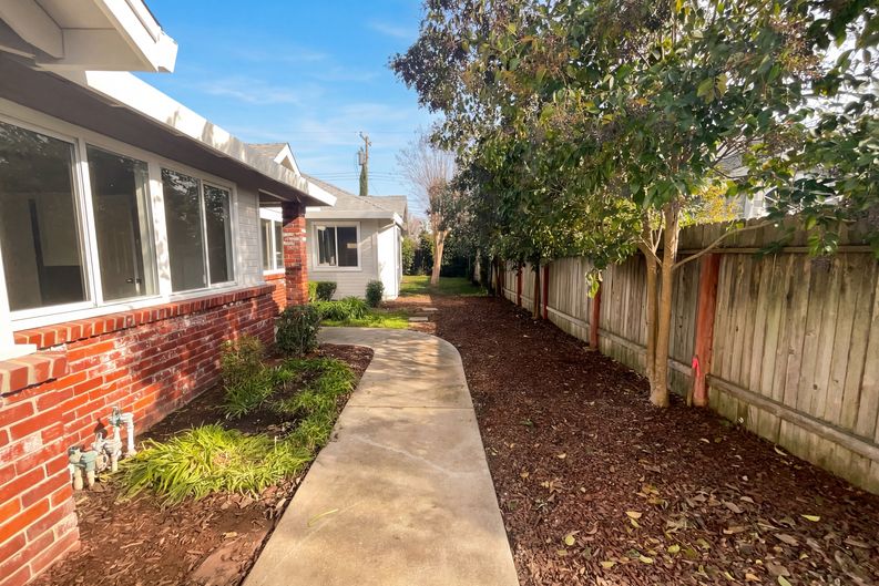 Photo 6 of 28 of 4744 Ponderay Ln, Sacramento, CA