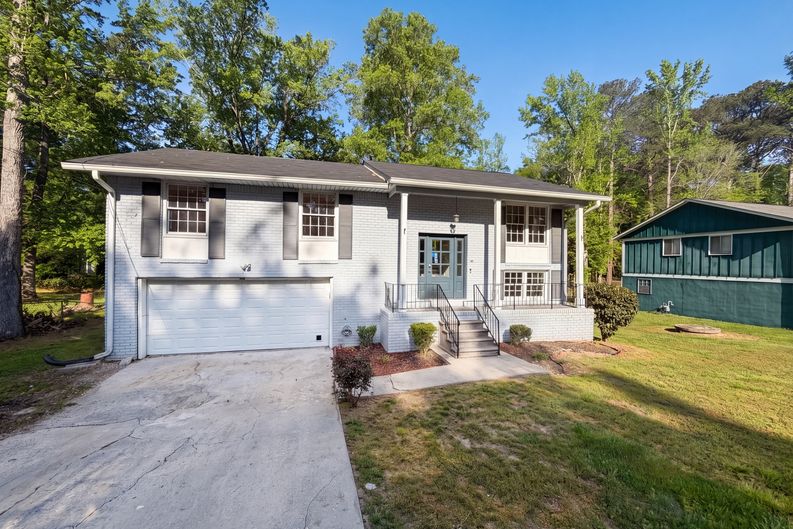 Photo 12 of 16 of 1010 Buckhurst Dr, Atlanta, GA