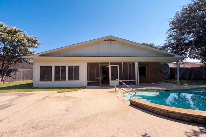 Photo 5 of 17 of 1713 Steinburg Ln, Fort Worth, TX