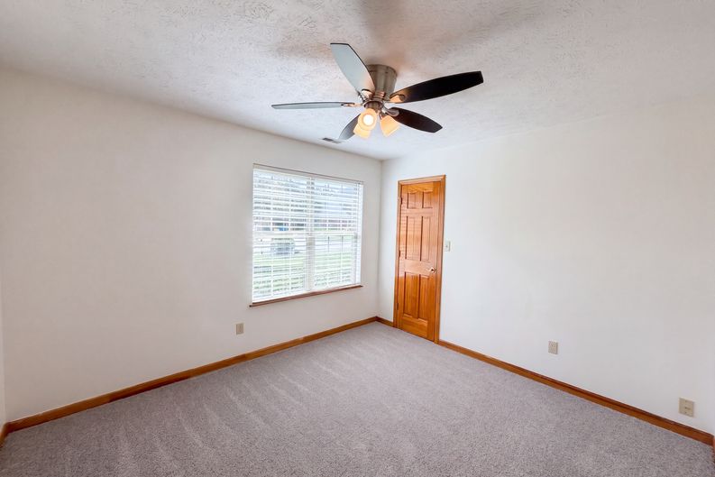 Photo 10 of 19 of 10048 Ironway Dr, Indianapolis, IN