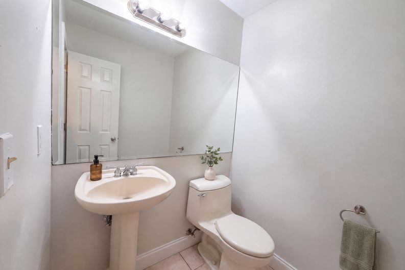 Photo 21 of 43 of 3705 Malec Cir, Sarasota, FL